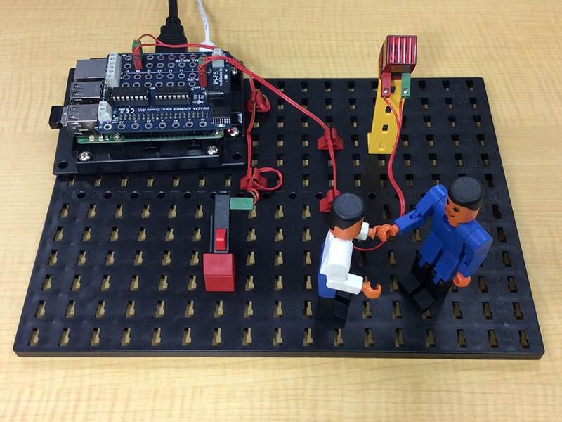 座っている青フィッシャー君に話しかけている白フィッシャー君