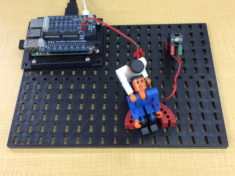 座っている青フィッシャー君に話しかけている白フィッシャー君