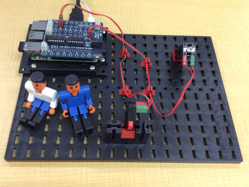 地面に座りながら雑談しているフィッシャー君