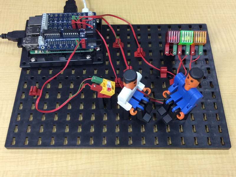 座りながら会話をしているフィッシャー君