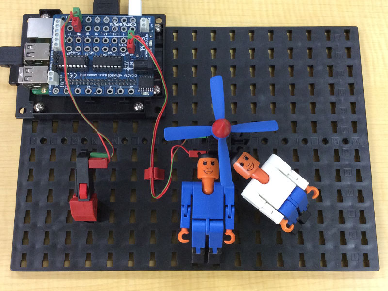 ファンの裏側を覗いているフィッシャー君