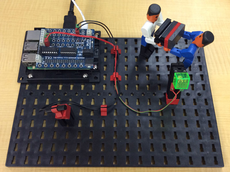 マグネティックセンサーを持っているフィッシャー君