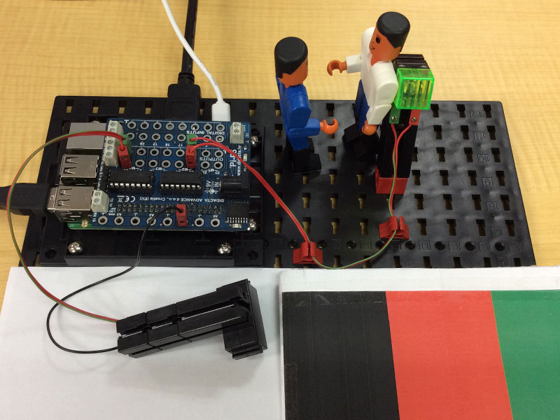 打合わせをしているフィッシャー君