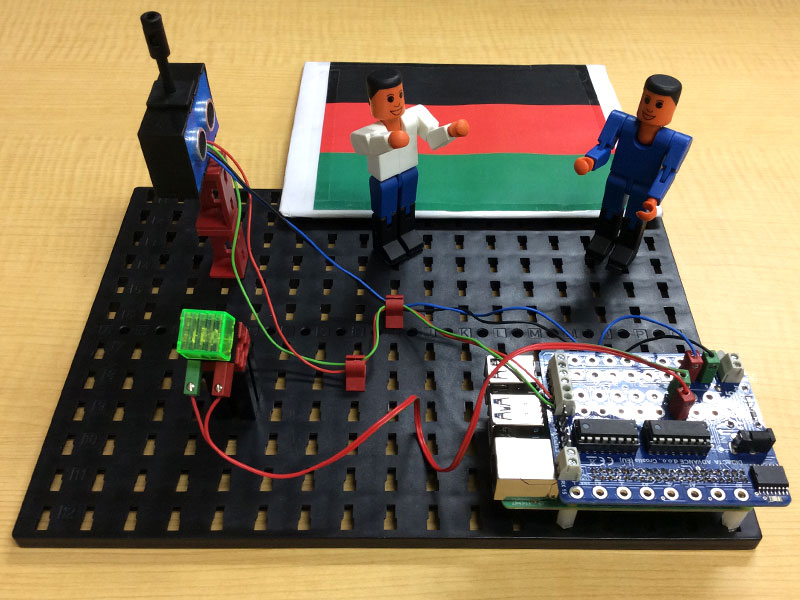 両腕を持ち上げているフィッシャー君