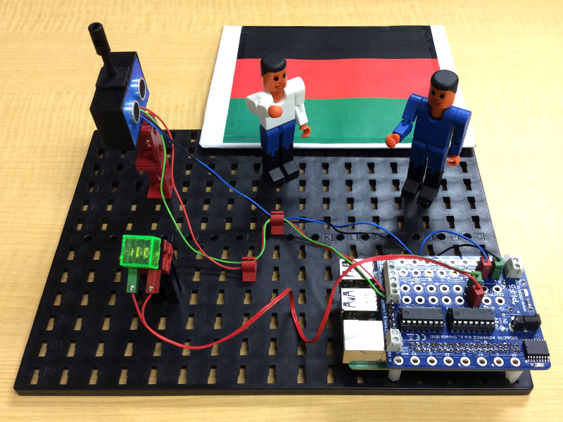 片腕を持ち上げているフィッシャー君