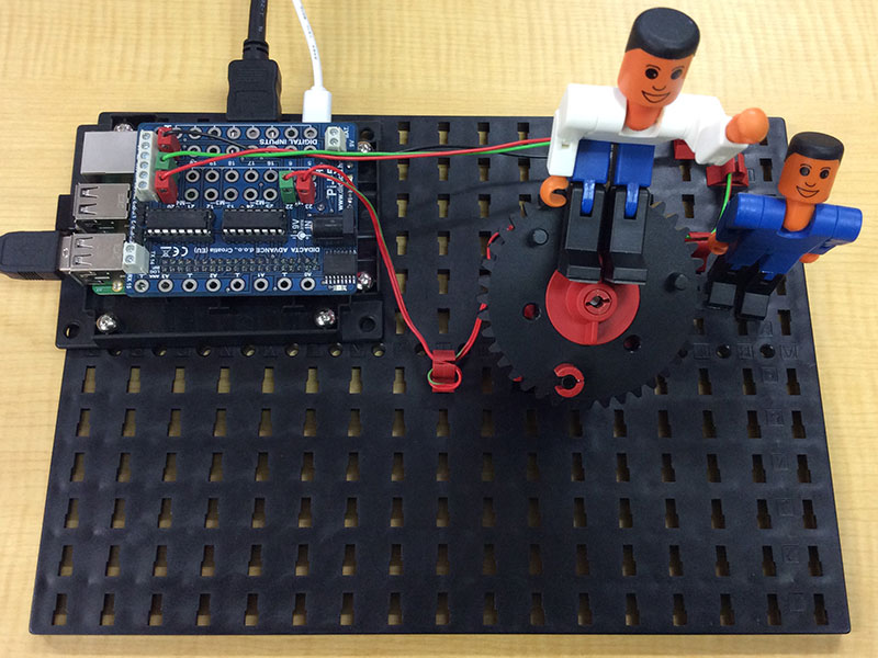 ギアの上に乗りながら空を見上げているフィッシャー君