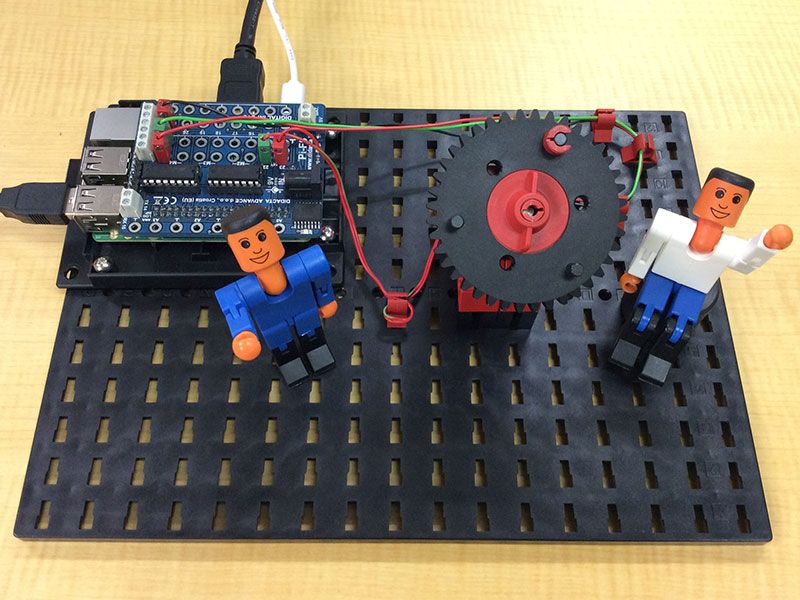 こちらを見上げているフィッシャー君
