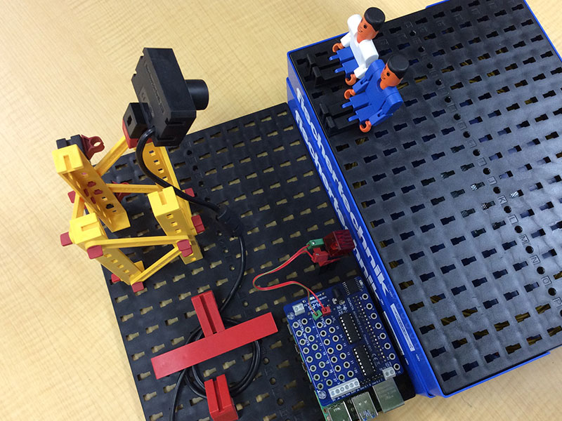 隣り合ってカメラを見ているフィッシャー君