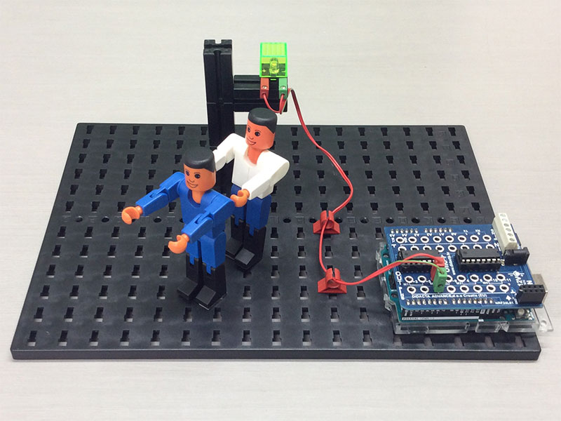 前にならえをしているフィッシャーくん