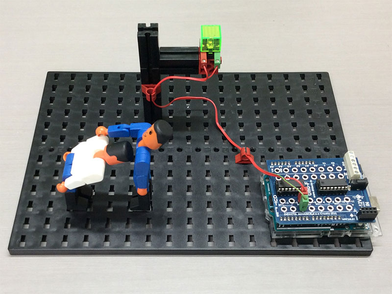 上司の青フィッシャーくんに再敬礼している白フィッシャーくんとよくやったとほめている青フィッシャーくん