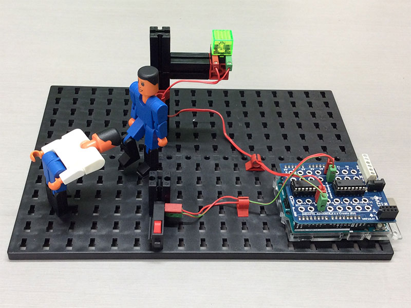 青フィッシャーくん再敬礼でお辞儀をしている白フィッシャーくん