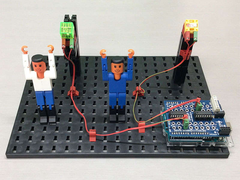 万歳をしているフィッシャーくん