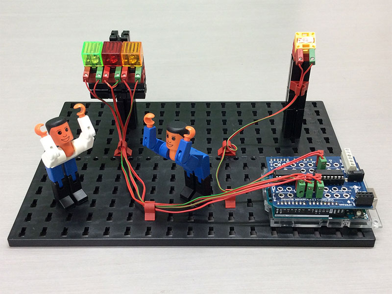 変なポーズをとっているフィッシャーくん