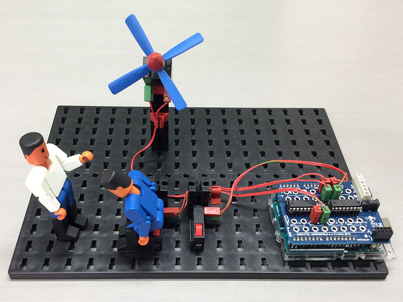 車の上に乗っている白フィッシャーくんと並んで座っている青フィッシャーくん