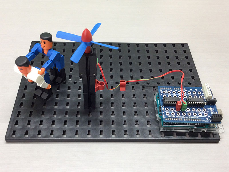 白フィッシャーくんの背中を押している青フィッシャーくん