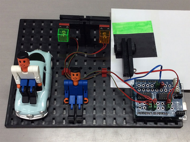 車の上に乗っている白フィッシャーくんと並んで座っている青フィッシャーくん