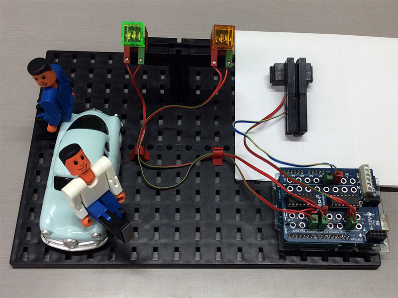 ボンネットに腰を掛けて空を見上げている白フィッシャーくんとそれを見ている青フィッシャーくん