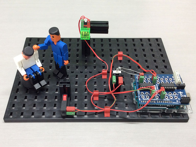 落ち込んでいる白フィッシャーくんを励ましている青フィッシャーくん