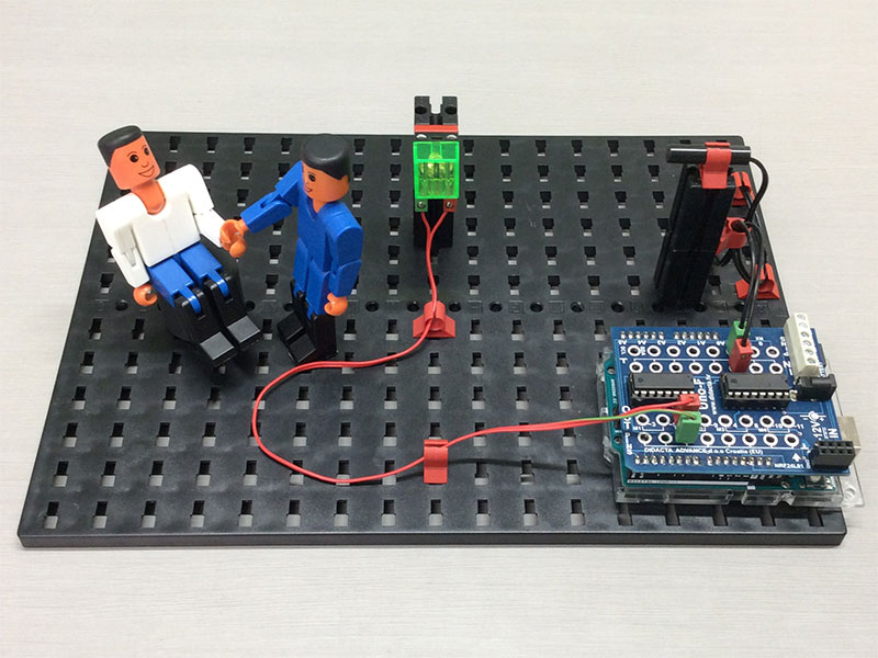 座っている白フィッシャーくんと手を握り合っている青フィッシャーくん