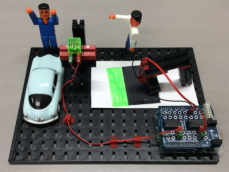 車を誘導していてる青フィッシャーくんと話しかけている白フィッシャーくん