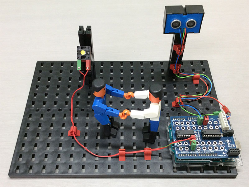 手を取り合って喜んでいるフィッシャーくん