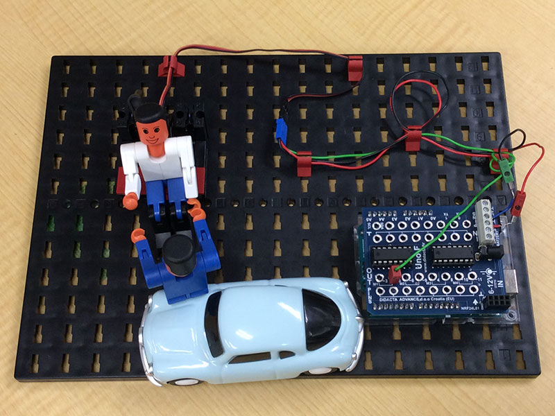 ボンネットの上に腰を掛けている青フィッシャーくんと会話している白フィッシャーくん