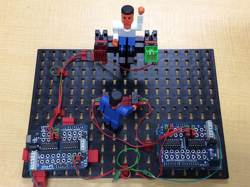 歌っている白フィッシャーくんとライトのボタンを押している青フィッシャーくん