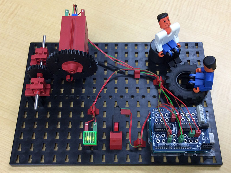 落ち込んでいる青フィッシャーくんと高笑いしている白フィッシャーくん