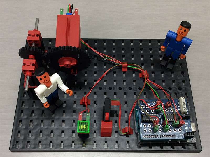 何かを見ているフィッシャーくん