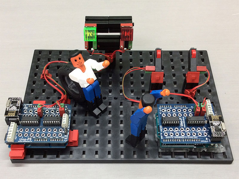 タイヤで背筋を伸ばしている白フィッシャーくんと驚いている青フィッシャーくん