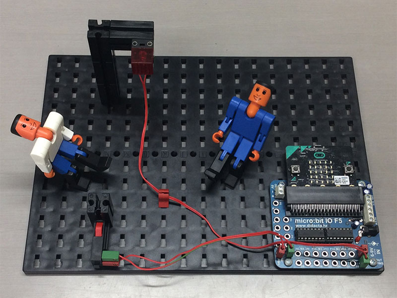 上を見ながら一歩を踏み出しているフィッシャーくん