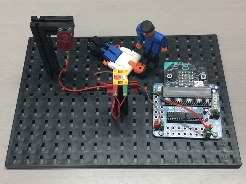 寝ている白フィッシャーくんに話しかけている青フィッシャーくん