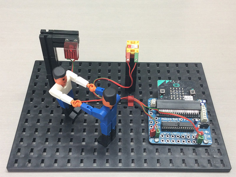 両手を握り合っているフィッシャーくん