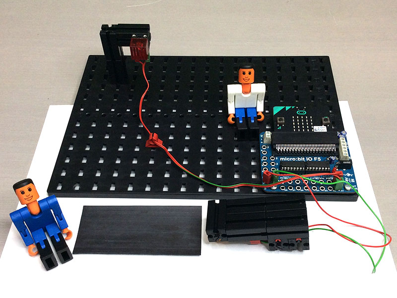 座りながら空を見上げているフィッシャーくん