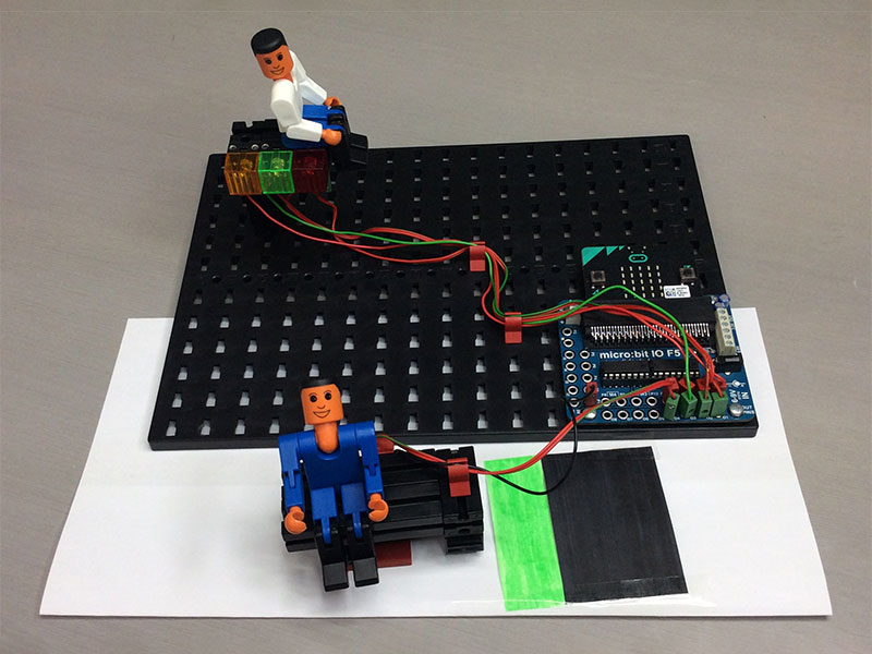 空を見上げている青フィッシャーくんを見つめている白フィッシャーくん