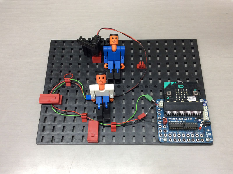 座りながら空を見上げるフィッシャーくん