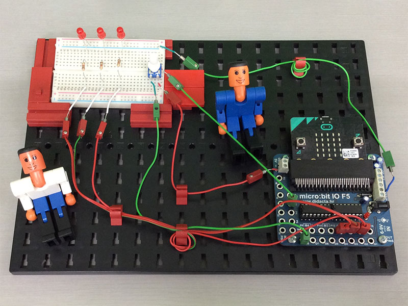 座りながら空を見上げるフィッシャーくん