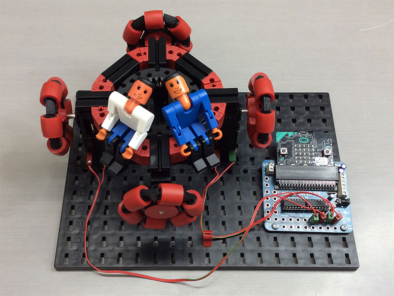 オムニホイールに上でこちらを見るフィッシャーくん