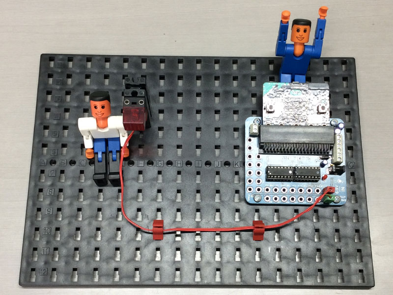 前を見ている白フィッシャーくんと手を振っている青フィッシャーくん