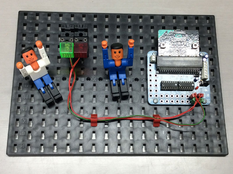 手を振っているフィッシャーくん