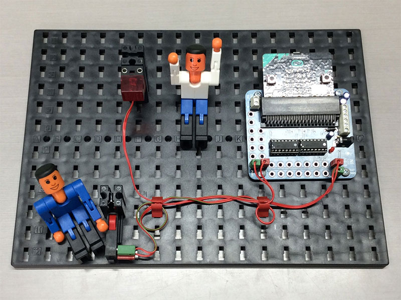 こちらを見ている青フィッシャーくんと
								手を振っている白フィッシャーくん