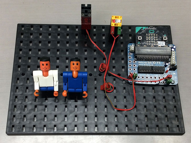 上体起こしをするフィッシャーくん