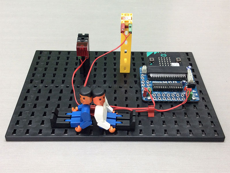 背中を合わせながら何かを語っているフィッシャーくん