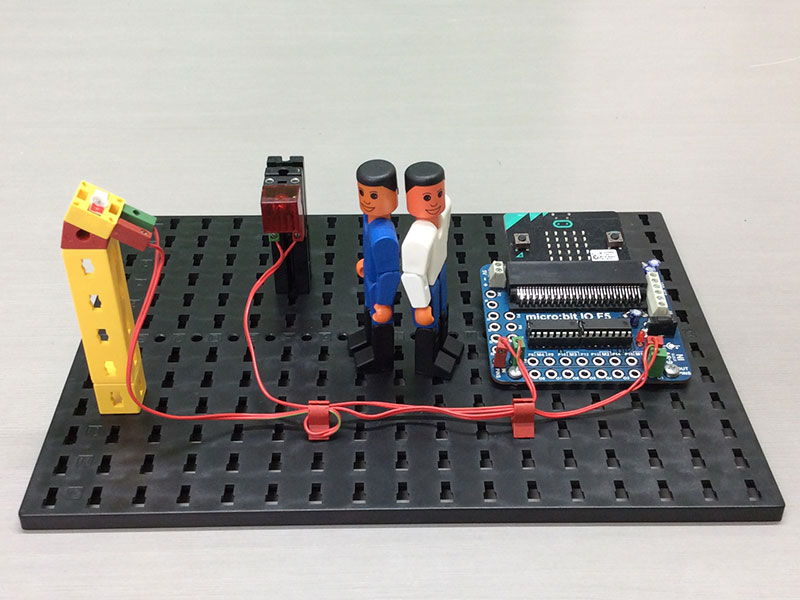 背中を合わせながら語り合っているフィッシャーくん