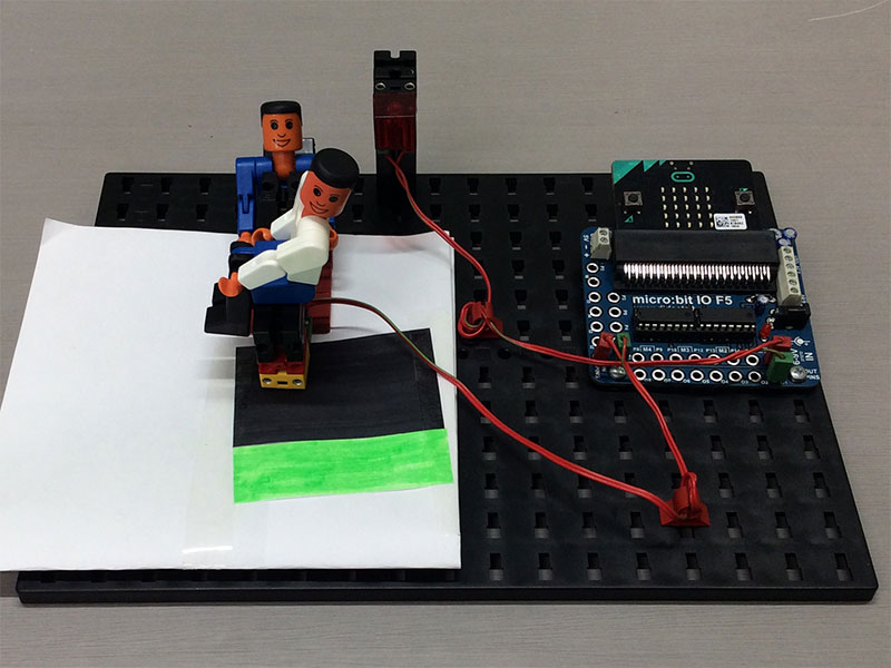 カラーセンサーの上に座っているフィッシャーくん