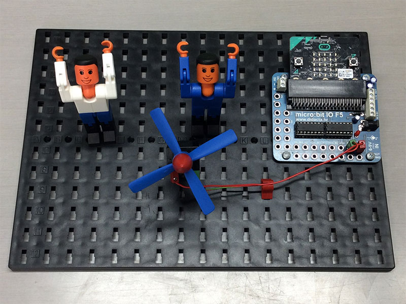 万歳をしているフィッシャーくん