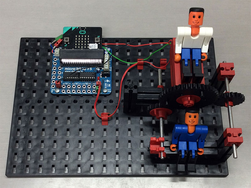 座ってこちらを見ているフィッシャーくん